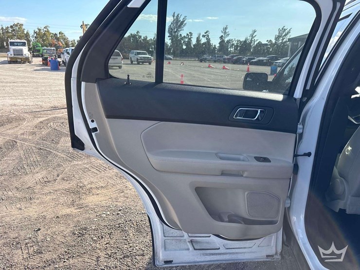 2015-ford-explorer-image-18