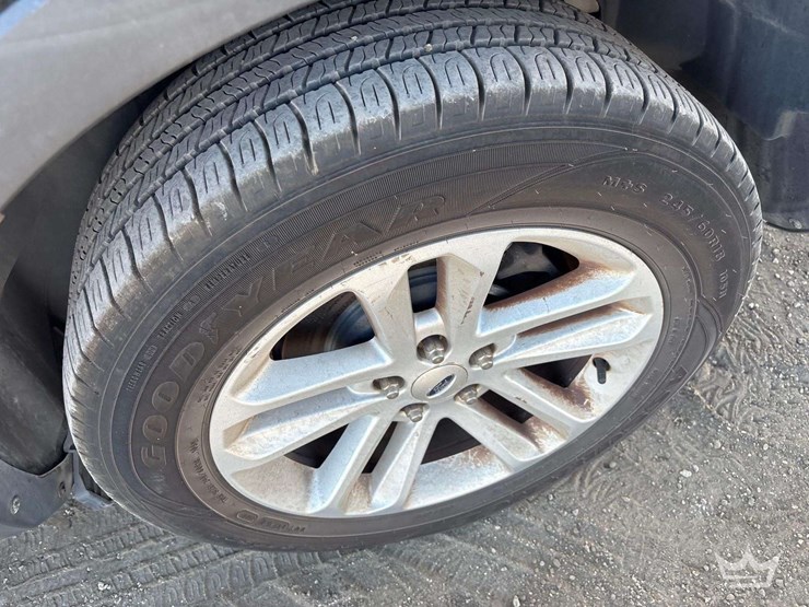 2015-ford-explorer-image-21