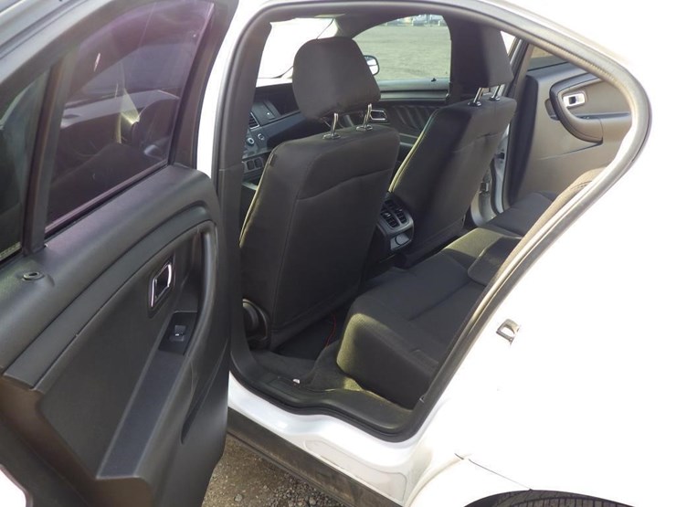 2015-ford-taurus-sedan-image-7