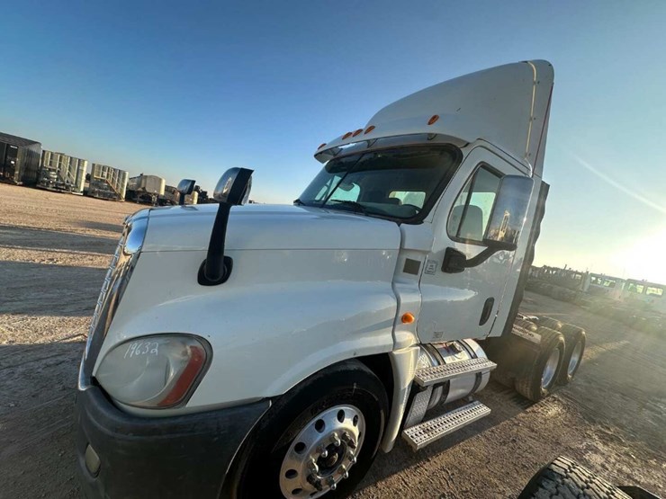 2013-freightliner-cascadia-image-2