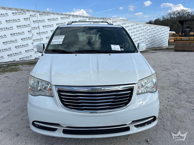 2016-chrysler-town-&-country-image-29