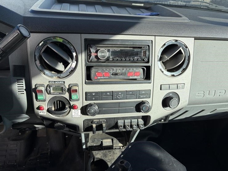 2014-ford-f550-image-16