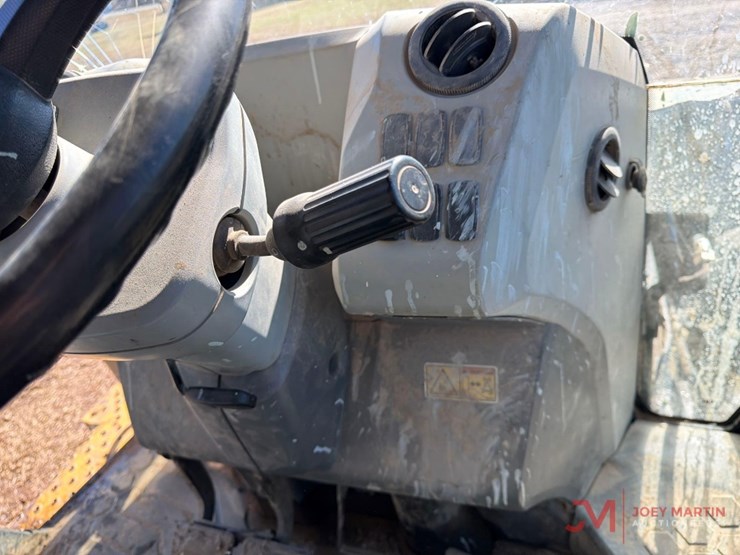 2017-caterpillar-420f2-image-26