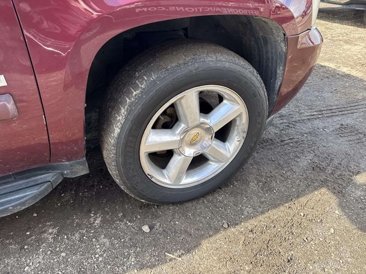 2008-chevrolet-suburban-image-10