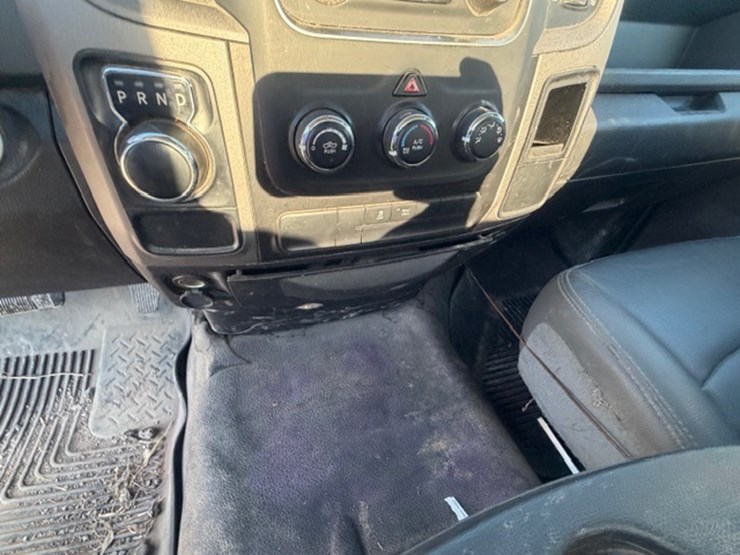 2019-ram-1500-classic-image-37