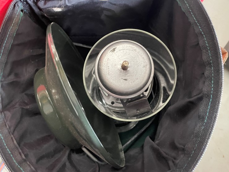 #7611-•-(2)-coleman-lanterns-image-4