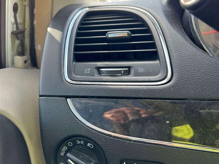 2016-chrysler-town-&-country-image-15