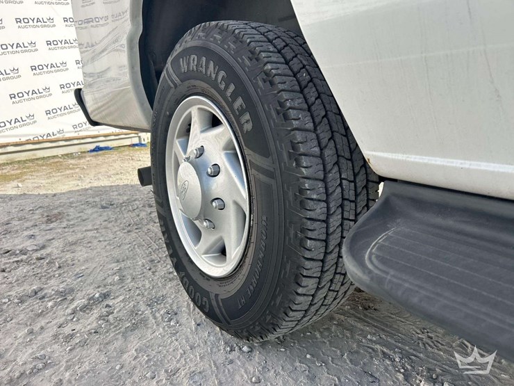 2011-ford-e350-image-27