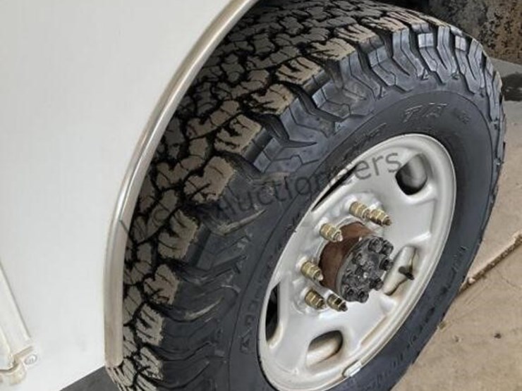 2015-chevrolet-silverado-2500hd-image-8