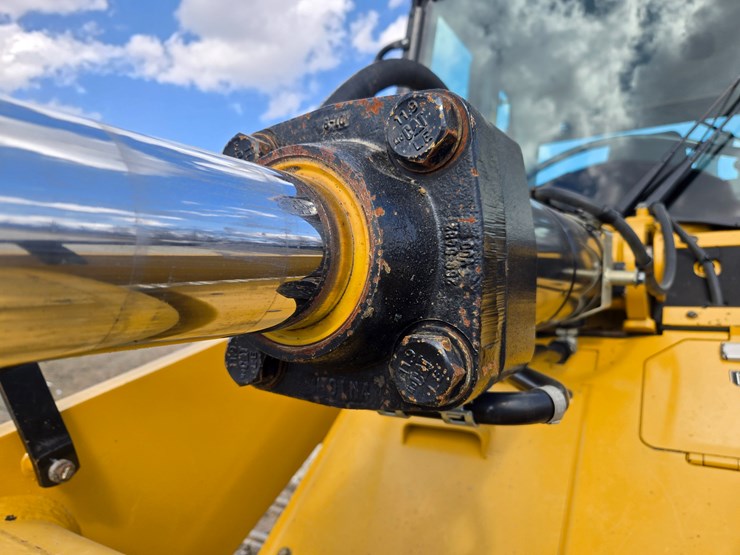 2015-caterpillar-953d-image-133