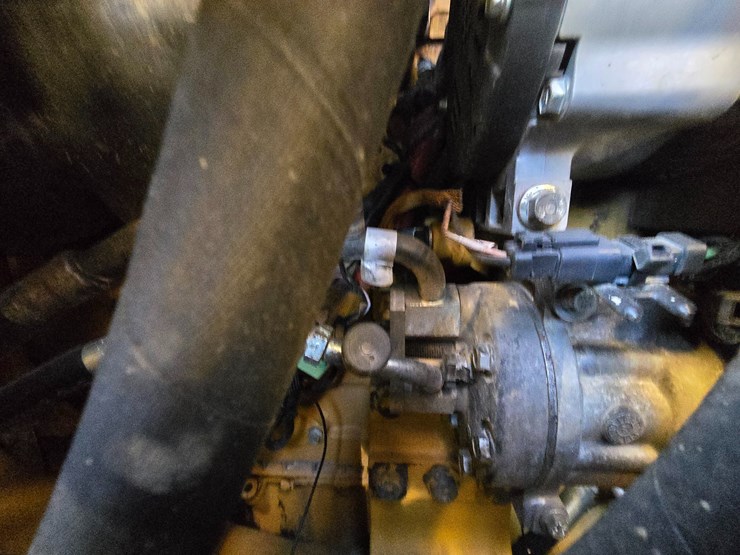 2015-caterpillar-953d-image-86