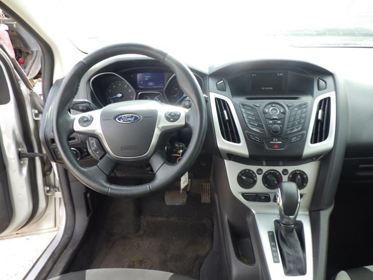 2014-ford-focus-sedan-image-9