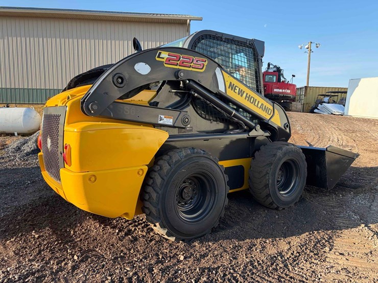 2012-new-holland-l225-image-5