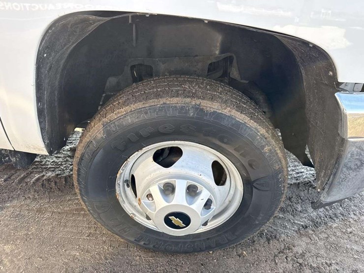 2013-chevrolet-3500-image-19