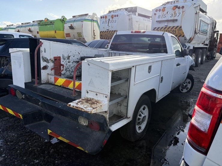 2013-chevrolet-2500-image-3