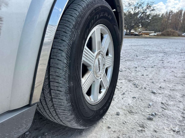 2004-lincoln-navigator-image-25