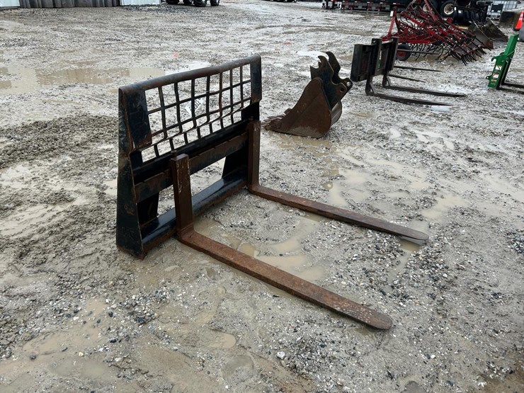 caterpillar-48”-skid-steer-pallet-forks-image-1