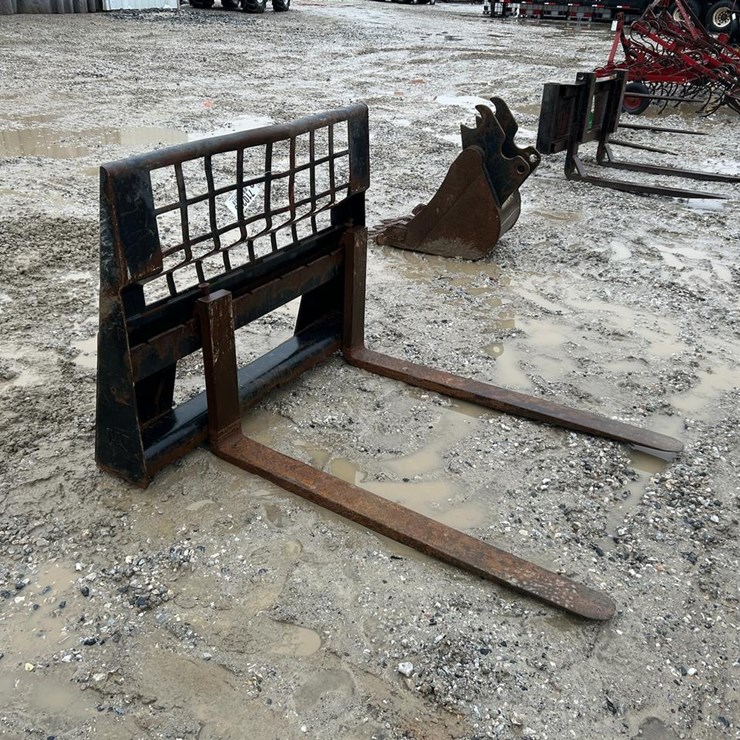 Caterpillar 48” Skid Steer Pallet Forks