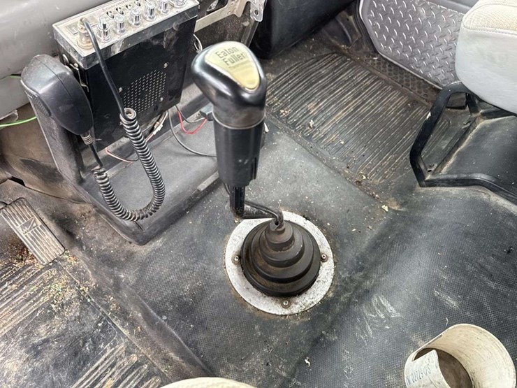 2000-freightliner-fld112-image-27