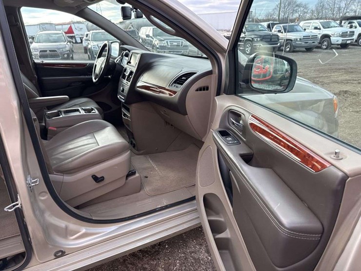 2013-chrysler-town-&-country-image-15