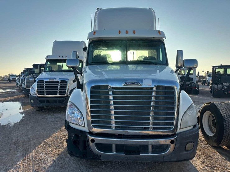 2013-freightliner-cascadia-image-4