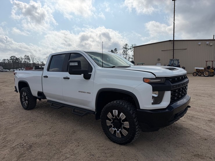 2020-chevrolet-k2500-image-2