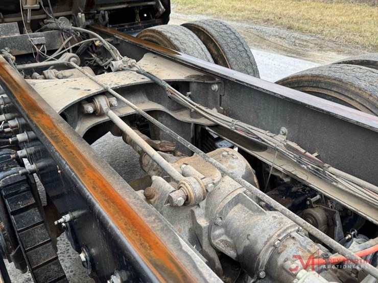 2014-mack-granite-gu713-image-24