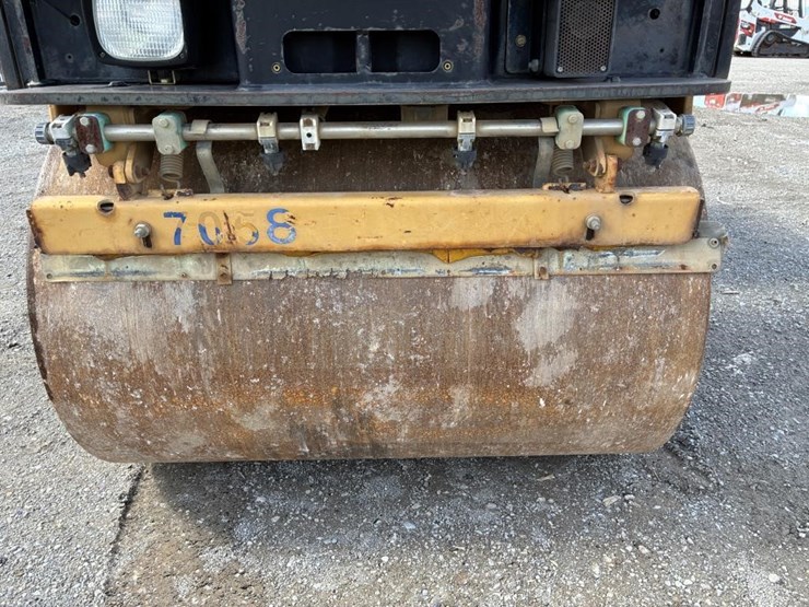 2016-caterpillar-cb-214d-image-13