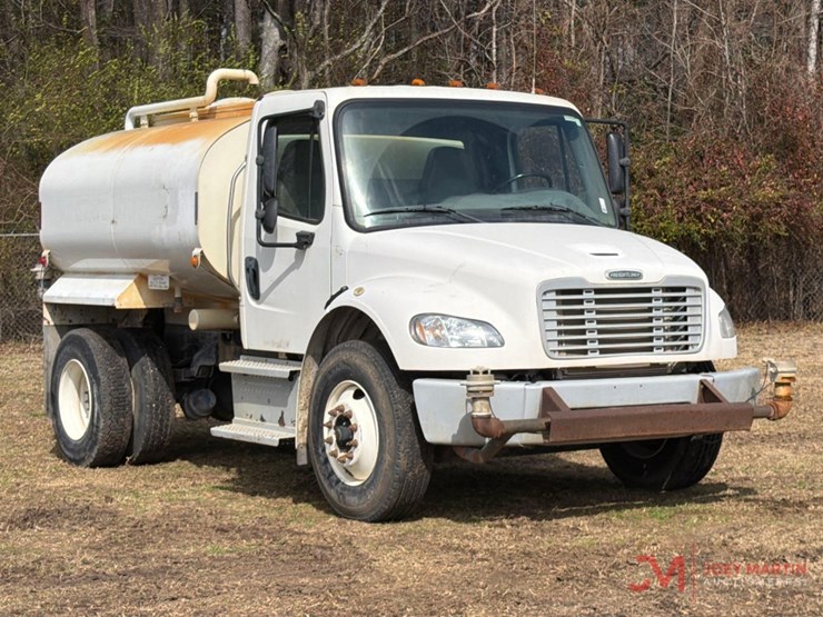 2018-freightlinerwater-truck-image-1