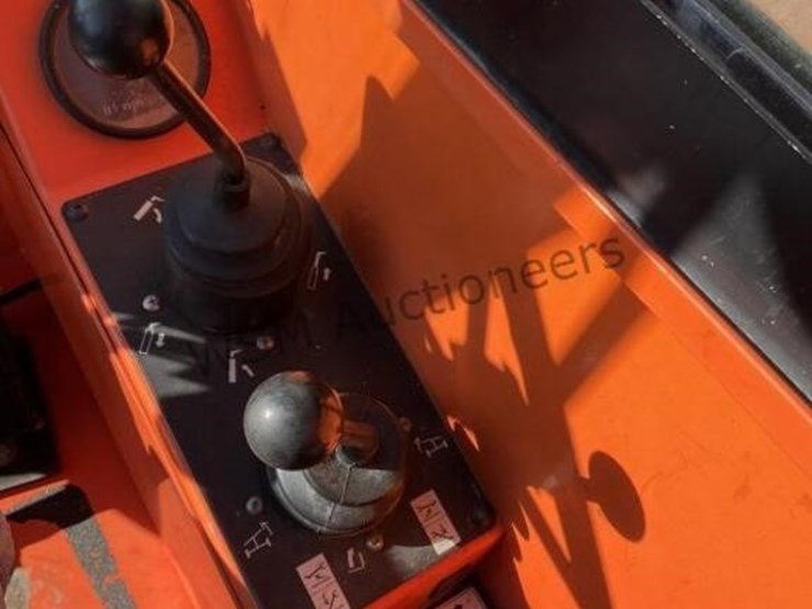 2012-jlg-8042-image-19