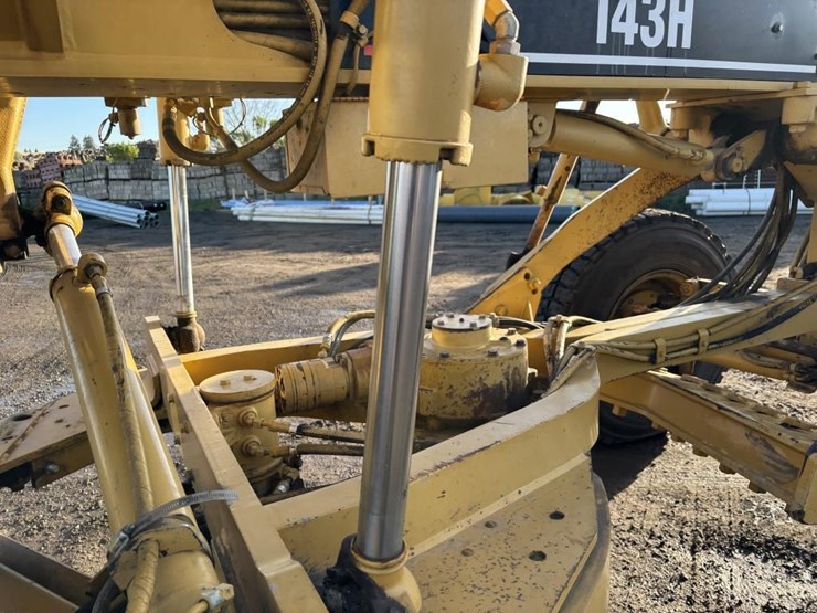 caterpillar-143h-image-21