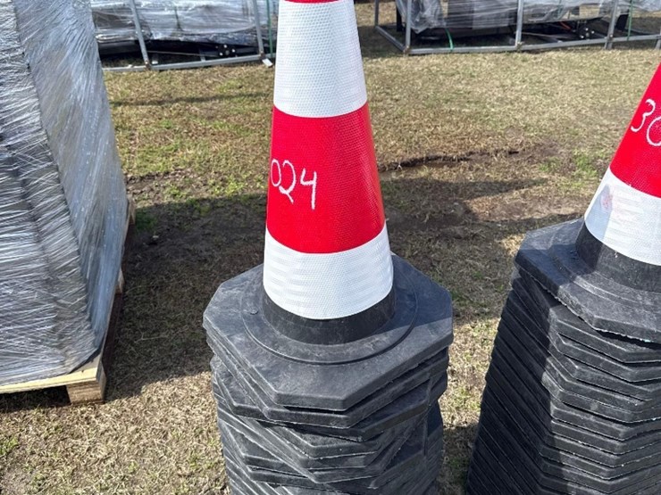 single-stack-of-safety-cones-image-1