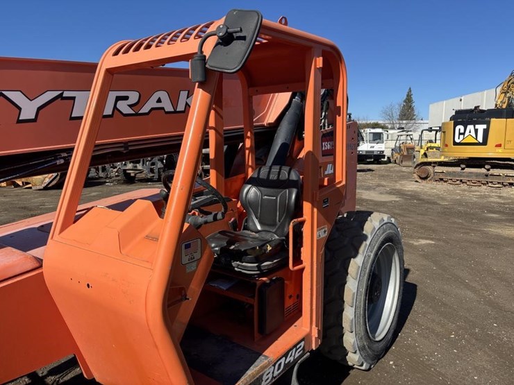 2017-jlg-8042-image-23