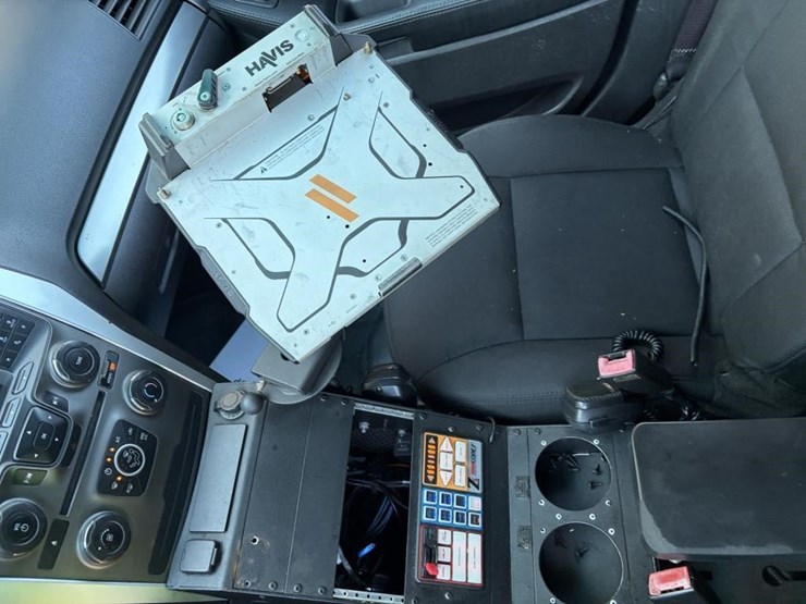 2015-ford-explorer-image-16