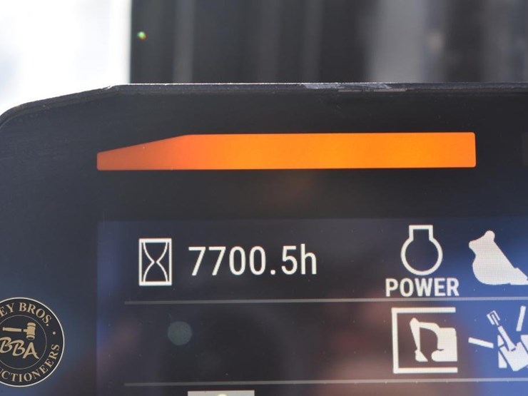 2020-caterpillar-320-image-46