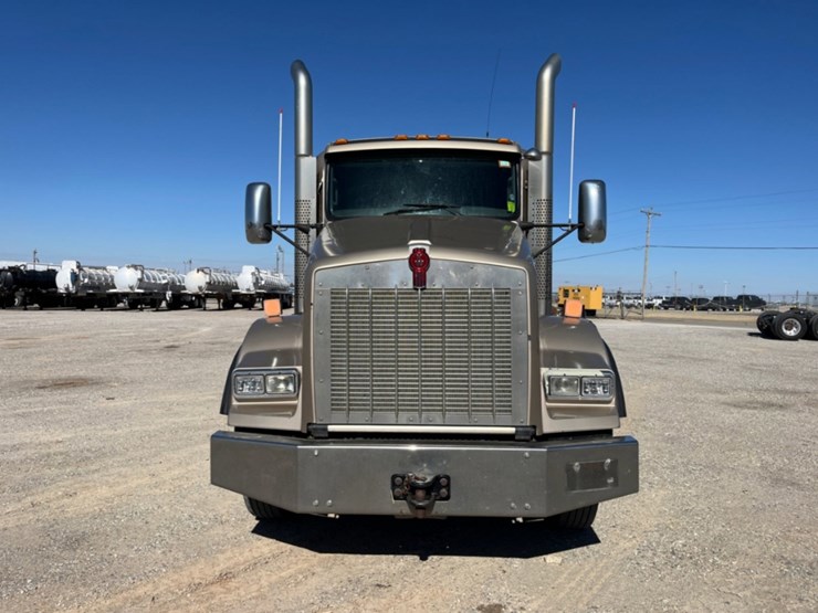 2013-kenworth-t800-image-2