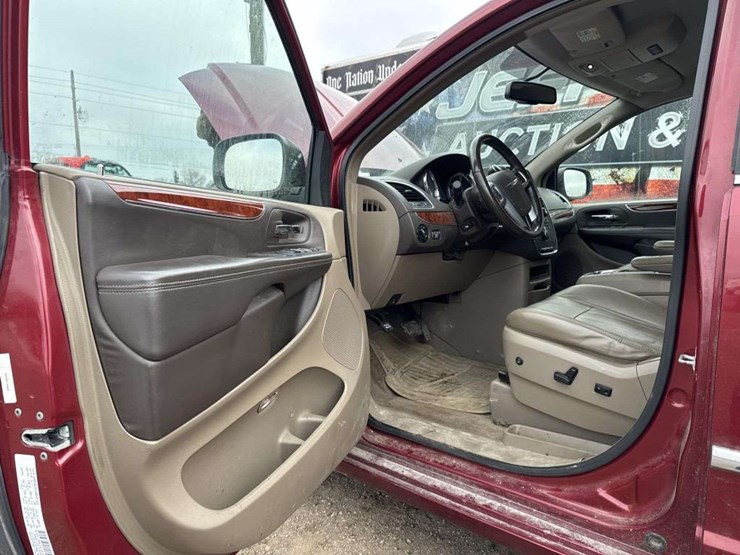 2012-chrysler-town-&-country-image-11