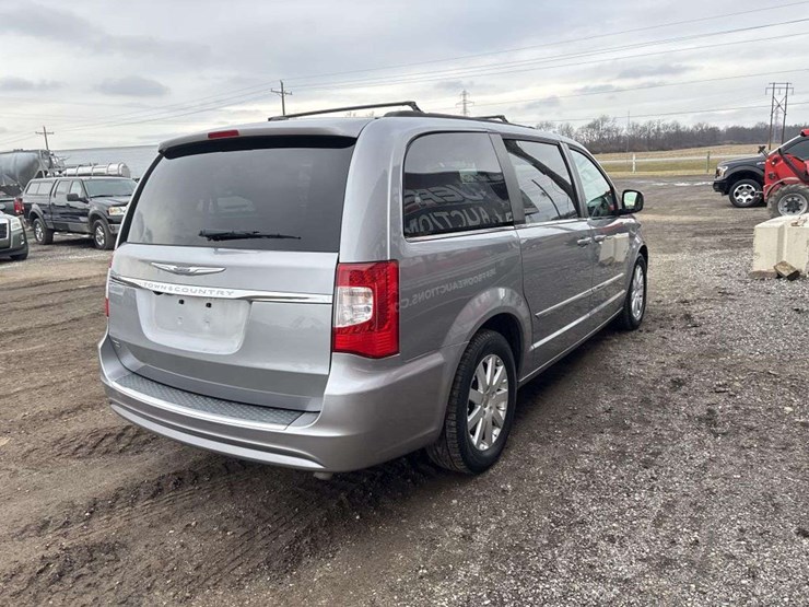 2014-chrysler-town-&-country-image-5