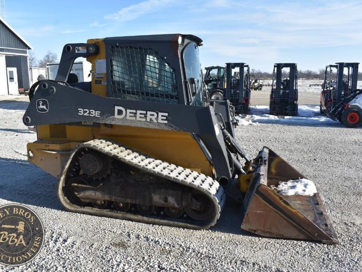 2015-deere-323e-image-17
