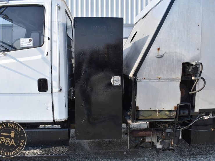 2001-freightliner-fl60-image-11