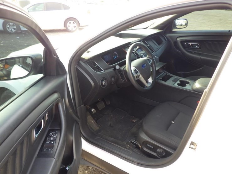 2015-ford-taurus-sedan-image-5