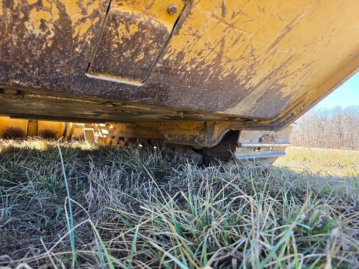 2015-caterpillar-953d-image-55