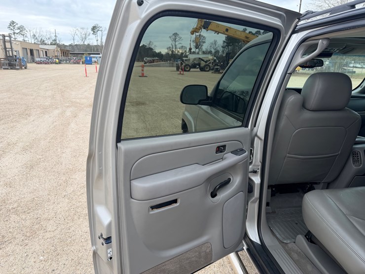 #447-•-2005-chevrolet-alvalanche-|-reconstructed-title-image-8