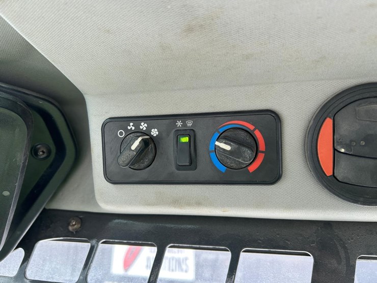 2020-bobcat-t64-image-27