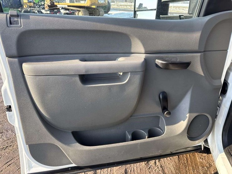 2013-chevrolet-3500-image-29