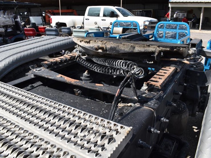 2021-peterbilt-567-image-8