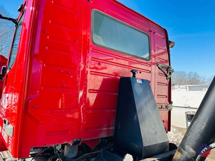 2011-volvo-truck-vhd-tri-axle-dump-truck-image-118