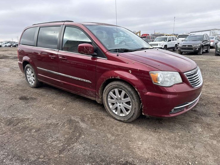 2012-chrysler-town-&-country-image-5