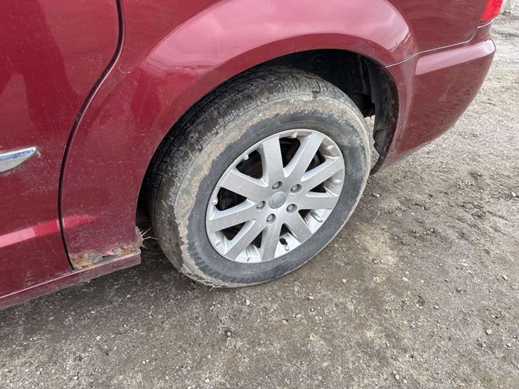 2012-chrysler-town-&-country-image-8