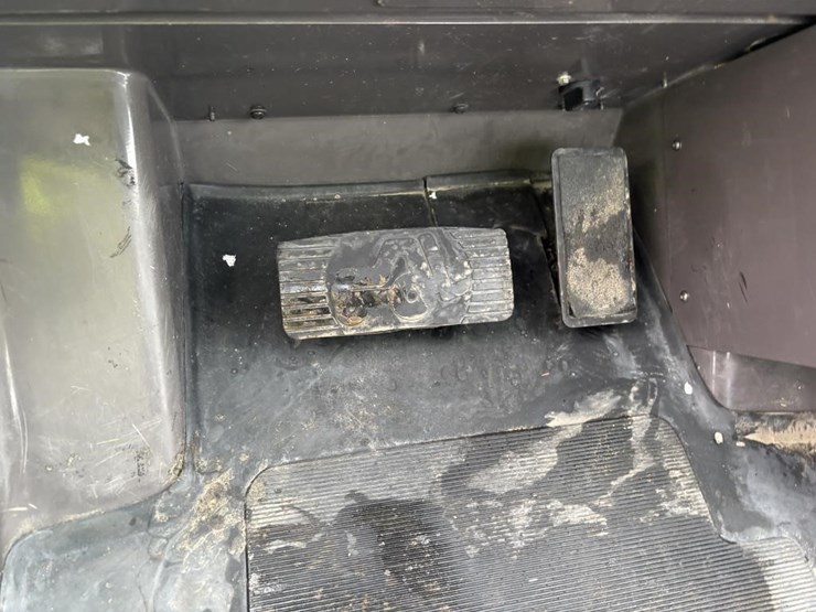 2016-manitou-ms130t-enc-cab-forklift-image-25